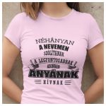 Néhányan a nevemen szólítanak, de a legfontosabbak ANYÁNAK HÍVNAK - női póló 