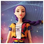 K-POP Demon Hunters éneklő baba – 30 cm, mozgatható végtagokkal, kiegészítőkkel