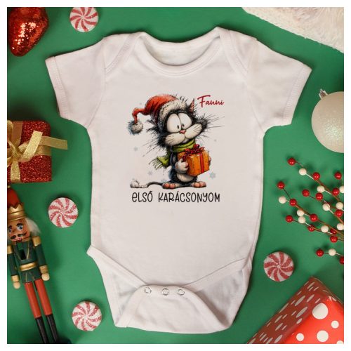Karácsonyi baba body Mikulássapkás cicával és „Első karácsonyom” felirattal, névvel ellátva