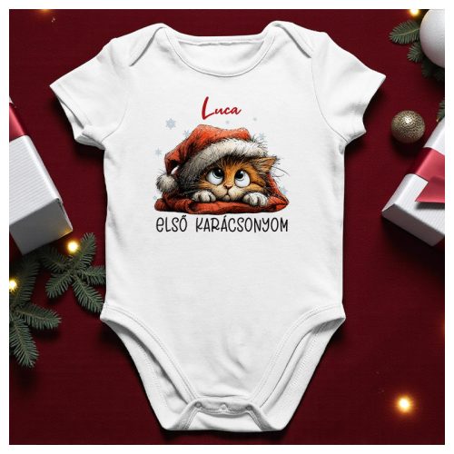 Karácsonyi baba body Mikulássapkás cicával és „Első karácsonyom” felirattal, névvel ellátva