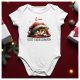Karácsonyi baba body Mikulássapkás cicával és „Első karácsonyom” felirattal, névvel ellátva