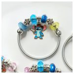 Stitch Charm Karkötő – Cuki Medálos Divatékszer