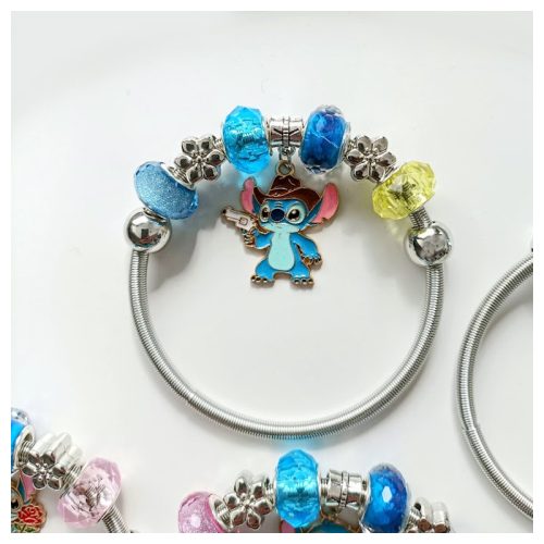 Stitch Charm Karkötő – Cuki Medálos Divatékszer