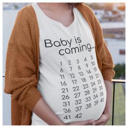   Baby is coming... - heti bontású naptáras interaktív női póló kismamáknak 