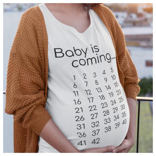 Baby is coming... - heti bontású naptáras interaktív női póló kismamáknak 