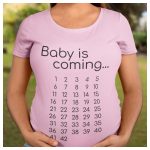 Baby is coming... - heti bontású naptáras interaktív női póló kismamáknak 