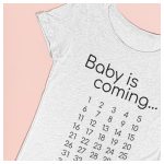 Baby is coming... - heti bontású naptáras interaktív női póló kismamáknak 