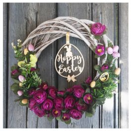 Kézműves húsvéti ajtódísz virágokkal, tojásokkal és Happy Easter felirattal