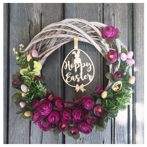 Kézműves húsvéti ajtódísz virágokkal, tojásokkal és Happy Easter felirattal