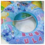 Óriás úszógumi stitch mintával medencébe