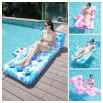 Trópusi levél mintás felfújható strandmatrac pohártartóval, vízen lebegve nyári pihenéshez