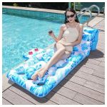 Trópusi levél mintás felfújható strandmatrac pohártartóval, vízen lebegve nyári pihenéshez