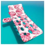 Trópusi levél mintás felfújható strandmatrac pohártartóval, vízen lebegve nyári pihenéshez