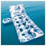 Trópusi levél mintás felfújható strandmatrac pohártartóval, vízen lebegve nyári pihenéshez