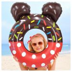 Disney mintás fánk úszógumi gyerekeknek – színes, vidám nyári vízijáték strandhoz vagy medencéhez