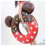 Disney mintás fánk úszógumi gyerekeknek – színes, vidám nyári vízijáték strandhoz vagy medencéhez