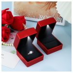  Elegáns LED-es ékszerdoboz – prémium minőség, piros / fekete bársony béléssel