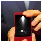  Elegáns LED-es ékszerdoboz – prémium minőség, piros / fekete bársony béléssel