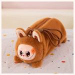 Labubu plüss tolltartó több színben – puha és aranyos iskolai kiegészítő