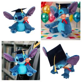 Ballagó Stitch plüss figura 28 cm-es méretben, sapkával és ballagási díszítéssel