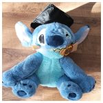 Ballagó Stitch plüss figura 28 cm-es méretben, sapkával és ballagási díszítéssel