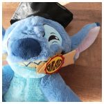 Ballagó Stitch plüss figura 28 cm-es méretben, sapkával és ballagási díszítéssel