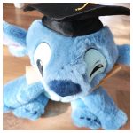 Ballagó Stitch plüss figura 28 cm-es méretben, sapkával és ballagási díszítéssel