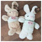 Pihe puha plüss nyuszi kötött pulóverben hosszú fülekkel