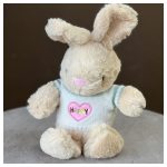 Pihe puha plüss nyuszi kötött pulóverben hosszú fülekkel