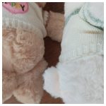 Pihe puha plüss nyuszi kötött pulóverben hosszú fülekkel