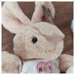 Pihe puha plüss nyuszi kötött pulóverben hosszú fülekkel