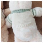 Pihe puha plüss nyuszi kötött pulóverben hosszú fülekkel