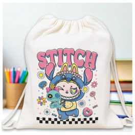 Egyedi tornazsák Stitch jelmezbe bújt Labubu mintával