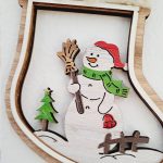 Hóembert ábrázoló karácsonyfadísz fából 