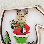 Rénszarvast ábrázoló karácsonyfadísz fából 