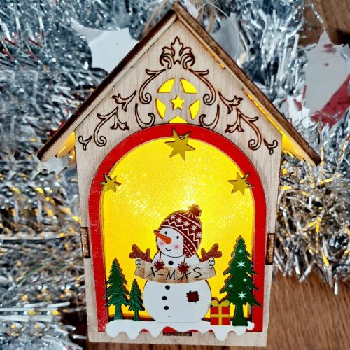 Karácsonyi dísz - fa házikó ledes ablak- ajtódísz