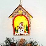 Karácsonyi dísz - fa házikó ledes ablak- ajtódísz