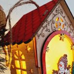 Karácsonyi dísz - fa házikó ledes ablak- ajtódísz