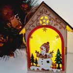 Karácsonyi dísz - fa házikó ledes ablak- ajtódísz