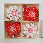 Karácsonyfadísz - hópehely + karácsonyfa fából piros-fehér 12db-os 