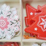 Karácsonyfadísz - hópehely + karácsonyfa fából piros-fehér 12db-os 