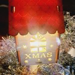 Karácsonyi dísz - fa házikó ledes ablak- ajtódísz - karácsonyi autó