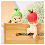 Sonny Angel Hippers figura piros almával – tapadókorongos mini figura