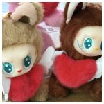 la-la-LABUBU – Éneklő, világító öleléspajti kulcstartó