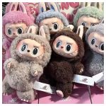 Labubu Exciting Macaron vakdoboz – POP MART plüss kulcstartó, véletlenszerű színű figura