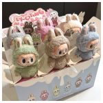 Labubu Exciting Macaron vakdoboz – POP MART plüss kulcstartó, véletlenszerű színű figura