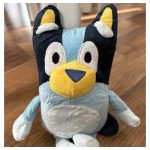 Bluey Plüss Figura 28 cm – Puha Ölelhető Kutyus