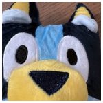 Bandit Plüss Figura 28 cm – Bluey Apuka Plüss