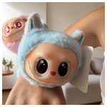Labubu plüss csuklódísz – interaktív, énekel, világít, csuklóra pattintható figura