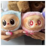 Labubu plüss csuklódísz – interaktív, énekel, világít, csuklóra pattintható figura
